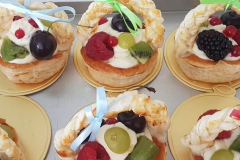 Blätterteig-Körbchen mit Obst und Creme