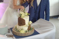 Hochzeitstorte mit Baumstammoptik Anschnitt