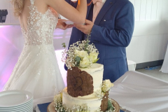 Hochzeitstorte mit Baumstammoptik Probieren