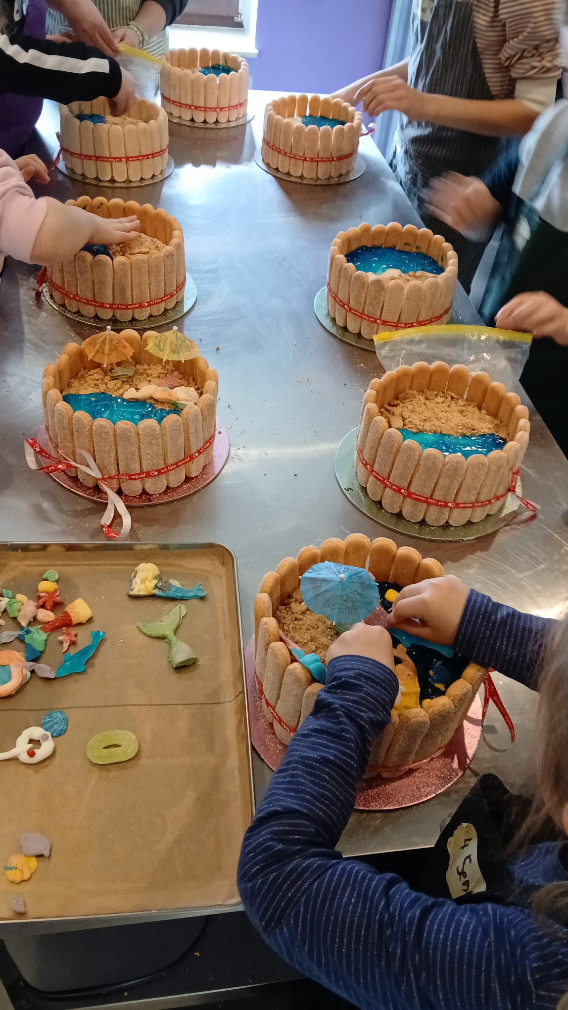 Kinder backen eine Pooltorte im Osterferien Backkurs